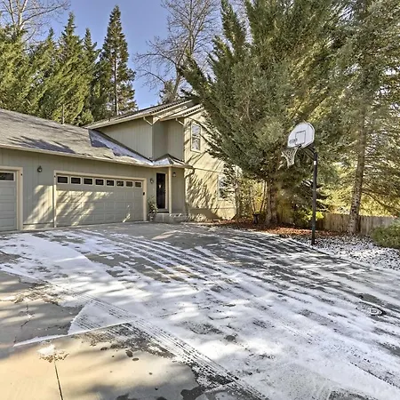 Centrally Located Mt Shasta Home With Deck! Mount Shasta Exterior foto
