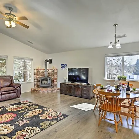 Centrally Located Mt Shasta Home With Deck! Mount Shasta Exterior foto