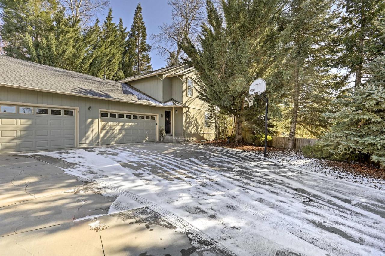 Holiday home Centrally Located Mt Shasta With Deck!