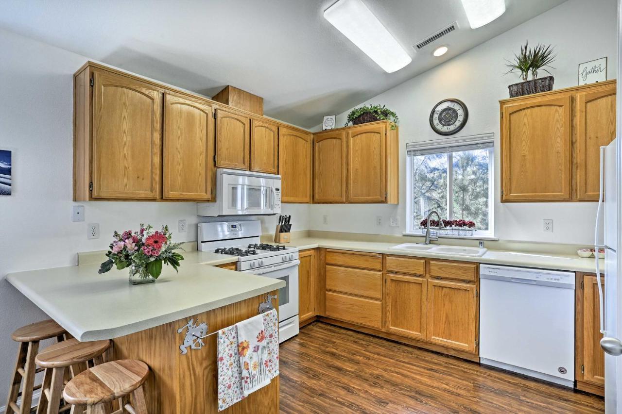 Holiday home Centrally Located Mt Shasta With Deck! *