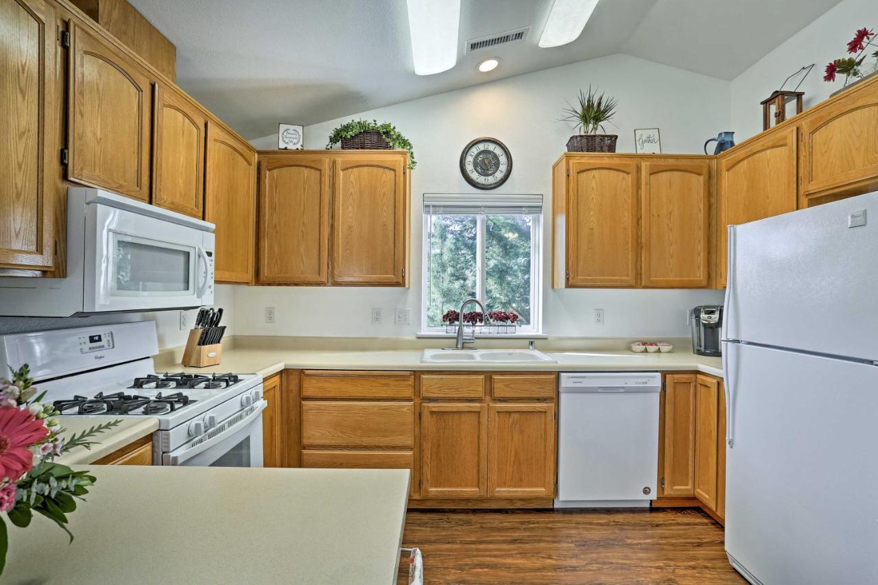 Centrally Located Mt Shasta With Deck! Mount Shasta