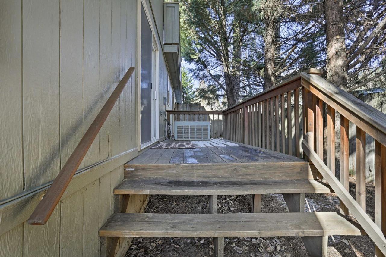 Holiday home Centrally Located Mt Shasta With Deck!